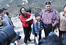 组图：毛新宇偕夫人游河南天池山 当众唱红歌