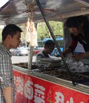 图片故事：大学生情侣毕业卖卤菜