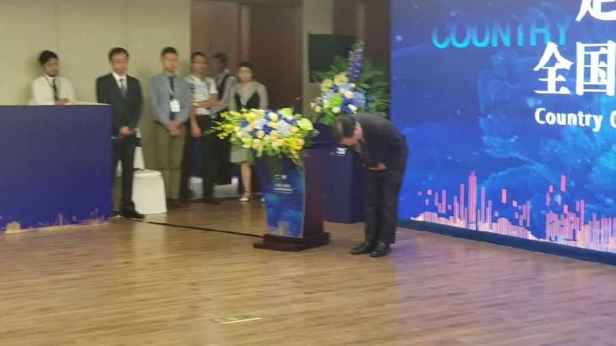碧桂园发布会直播：碧桂园现场鞠躬致歉