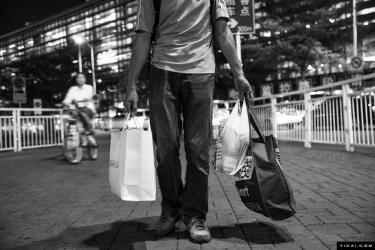 揭晓 "深港代购客"怎么度过一天?