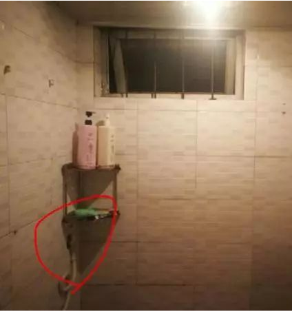 发现青旅墙上有洞是怎么回事?撞见老板在厨房偷窥